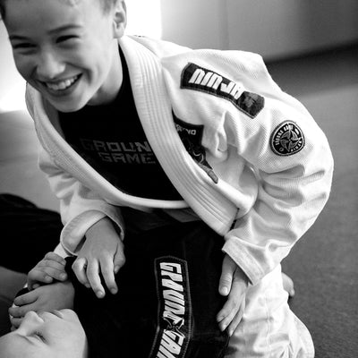 Kinder-BJJ-Gi Ninja (Weiß) + Gürtel GRATIS