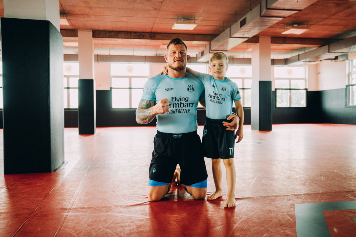 Elternteil, der sein Kind beim Kampfsporttraining unterstützt